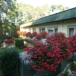 Hotel Restaurant Les Pins Logis 2*