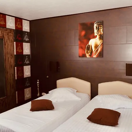 Hotel Restaurant Les Pins Logis 2*