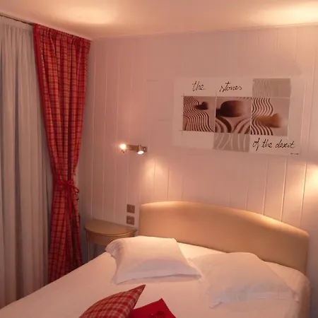 ホテル Restaurant Les Pins Logis