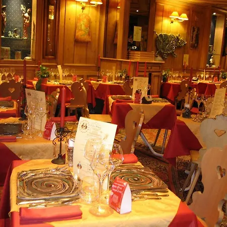 ホテル Restaurant Les Pins Logis アグノー