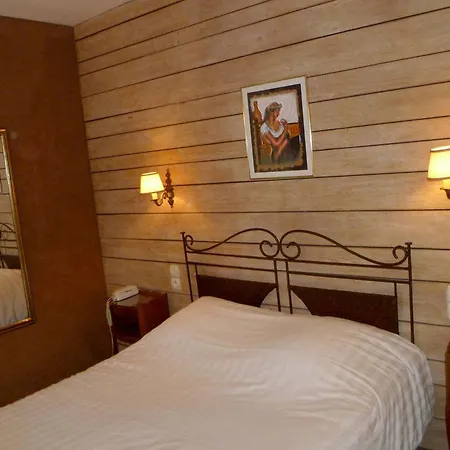 ホテル Restaurant Les Pins Logis 2*