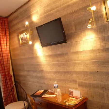 ホテル Restaurant Les Pins Logis 2*