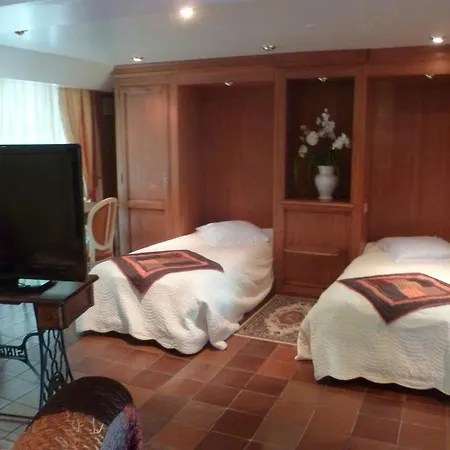 Restaurant Les Pins Logis ホテル 2*
