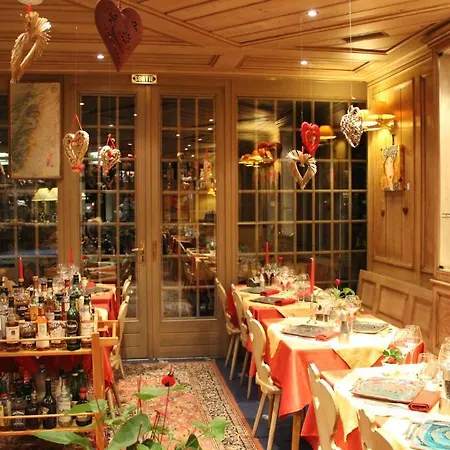 Restaurant Les Pins Logis ホテル