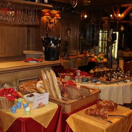 ホテル Restaurant Les Pins Logis アグノー