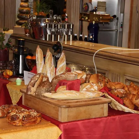 Restaurant Les Pins Logis ホテル