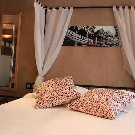 Restaurant Les Pins Logis ホテル アグノー