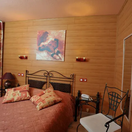 Restaurant Les Pins Logis ホテル アグノー