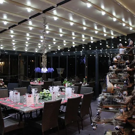 Restaurant Les Pins Logis Hotel 2*