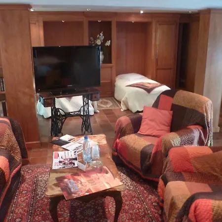 Restaurant Les Pins Logis ホテル アグノー