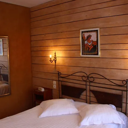 ホテル Restaurant Les Pins Logis