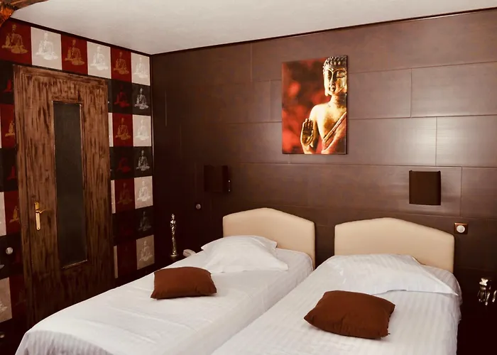 Hotel Restaurant Les Pins Logis 2*