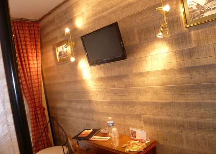 Hotel Restaurant Les Pins Logis 2*