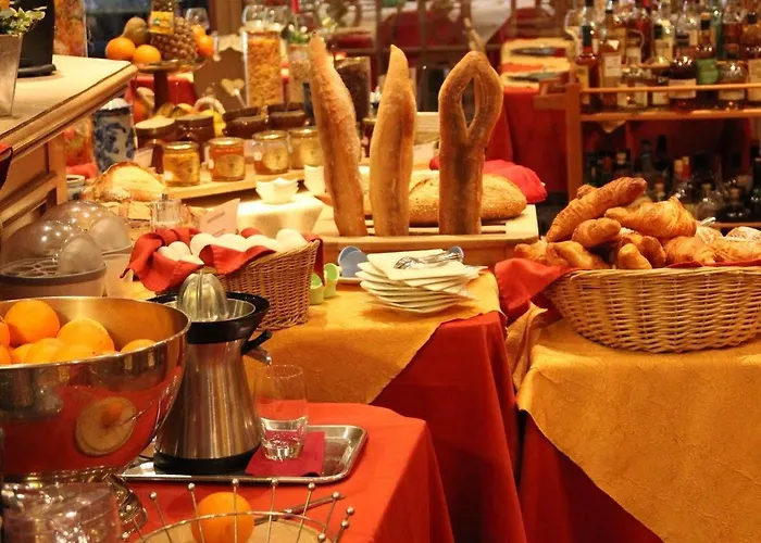 Hotel Restaurant Les Pins Logis 2*